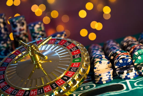 Erek Erek roulette wheel with ball in motion and betting layout visible